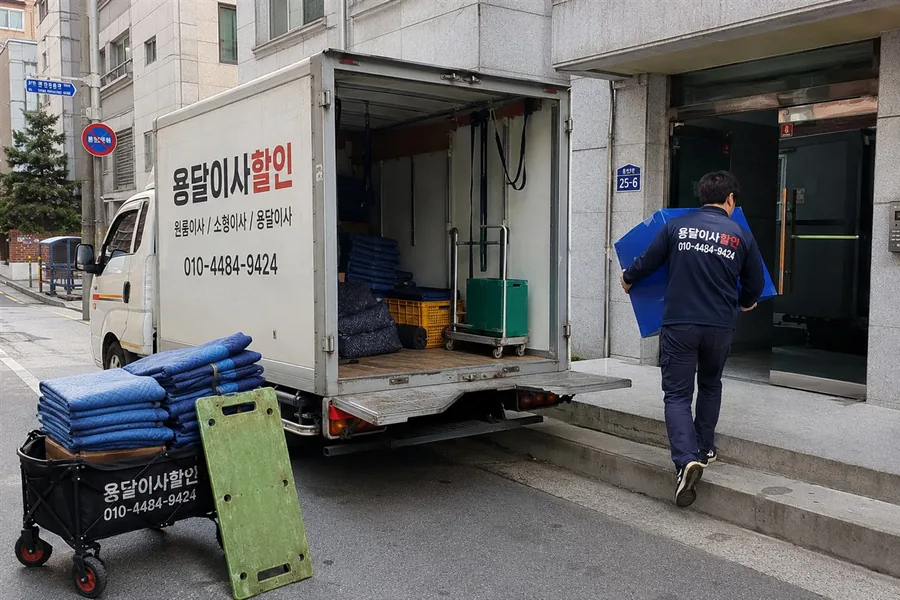 이사 현장의 포장 자재와 운반 장비
